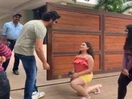 कार्तिक आर्यन की दीवानी इस लड़की ने कर दिया ऐसा काम, वीडियो हो रहा है वायरल viral video Kartik Aryan Female fan goes down on knee to propose him कार्तिक आर्यन की दीवानी इस लड़की ने कर दिया ऐसा काम, वीडियो हो रहा है वायरल