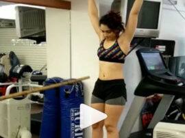 Viral Video Amir Khan daughter Ira khan had a fall during her workout मुंह के बल गिर पड़ी आमिर खान की बेटी इरा, वायरल हुआ वीडियो