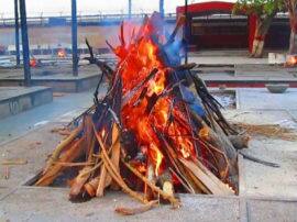 couple attempt suicide in mathura girl died जलती चिता से पुलिस ने निकाल लिया प्रेमिका का शव और फिर...