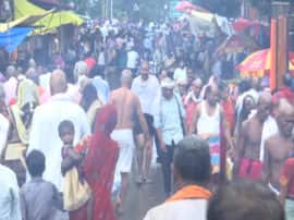 Despite floods and rains devotees gathered on Amavasya in sangam for pind daan and tarpan in prayagraj बाढ़ और बारिश के बावजूद अमावस्या पर उमड़ी भीड़, संगम में पिंडदान व तर्पण करने पहुंचे हजारों श्रद्धालु