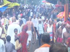 बाढ़ और बारिश के बावजूद अमावस्या पर उमड़ी भीड़, संगम में पिंडदान व तर्पण करने पहुंचे हजारों श्रद्धालु