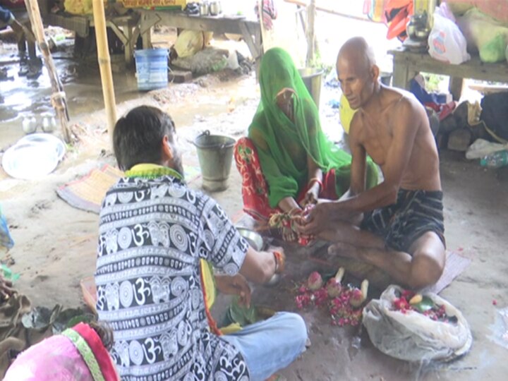 बाढ़ और बारिश के बावजूद अमावस्या पर उमड़ी भीड़, संगम में पिंडदान व तर्पण करने पहुंचे हजारों श्रद्धालु