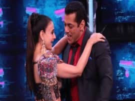 Bigg Boss-13 Recap: घर में मालकिन बनकर रहेंगी अमीषा पटेल, पहले ही दिन सलमान ने लगाई क्लॉस Bigg Boss 13 premier Highlights After going inside the house Asim and Paras get into a fight actress amisha patel is also part of the season Bigg Boss-13 Recap: घर में मालकिन बनकर रहेंगी अमीषा पटेल, पहले ही दिन सलमान ने लगाई क्लॉस