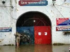 भारी बारिश से बलिया जिला जेल में पानी भरा, कैदियों को दूसरी जेलों में भेजने की तैयारी Heavy rain in ballia water logging in district jail भारी बारिश से बलिया जिला जेल में पानी भरा, कैदियों को दूसरी जेलों में भेजने की तैयारी