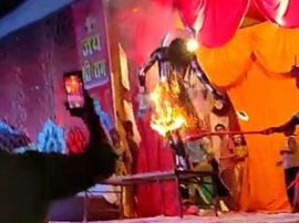 fire in tadka clothes during ramleela in muzaffarnagar मुजफ्फरनगर: रामलीला में ताड़का का किरदार निभाते हुए झुलसा कलाकार, जानें- कैसे हुआ हादसा