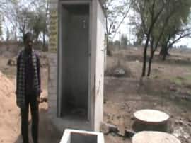 Unique protest of Villagers in Kanpur कानपुर: शौचालय बनवाने के लिये मांगी जा रही है रिश्वत, विरोध में गांववालों ने सिर मुंडवाया