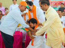 सब्जी बेचने वाले पिता को मंच पर देखकर फूट फूट कर रोया भाजपा प्रत्याशी..पढ़ें पूरा किस्सा BJP given Ghosi assembly ticket to son Vegetable sellers सब्जी बेचने वाले पिता को मंच पर देखकर फूट फूट कर रोया भाजपा प्रत्याशी..पढ़ें पूरा किस्सा