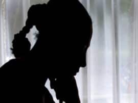 Officers molest a female employee in kannauj अधिकारियों ने महिला कर्मी के साथ की छेड़छाड़, रेप करने की लिए फाड़ दी वर्दी