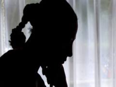 अधिकारियों ने महिला कर्मी के साथ की छेड़छाड़, रेप करने की लिए फाड़ दी वर्दी