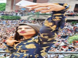 Film actress Priyanka chopra reach noida फिल्म प्रमोशन के लिए नोएडा पहुंची प्रियंका ने ठुमके लगाये, छात्र-छात्राओं संग सेल्फी भी ली