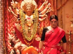 पिंक साड़ी के साथ बड़ी बिंदी में कुछ ऐसे लग रहे हैं अक्षय कुमार