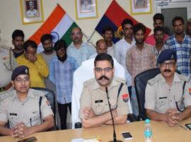 नकली सीमेंट बनाने वाले गिरोह का भंडाफोड़, पुलिस ने 12 लोगों को किया गिरफ्तार police busted fake cement factory in Greater Noida नकली सीमेंट बनाने वाले गिरोह का भंडाफोड़, पुलिस ने 12 लोगों को किया गिरफ्तार