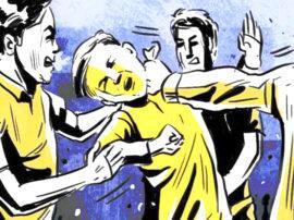 Reliance Company manager was robbed by giving lift in noida looted atm gold rings प्राइवेट गाड़ी से लिफ्ट लेना पड़ा महंगा, दो घंटे तक मारते रहे बदमाश;ATM से उड़ाए 45 हजार रुपये