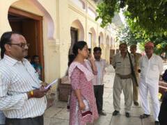 आगरा: महिला आयोग की टीम पहुंची अनाथ आश्रम, जांच के दौरान मिलीं कई आपत्तिजनक चीजें