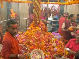 Massive crowd of devotees gathered in temples on durga ashtami अष्टमी पर महागौरी स्वरूप में हुआ देवी मां का भव्य श्रृंगार, मंदिरों में उमड़ी भक्तों की भारी भीड़