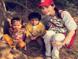 Children were calling Sara Ali Khan Sara Didi see Sara Reaction Video goes Viral on Social Media छोटे बच्चों की आवाजें सुन, कुछ इस तरह किया सारा अली खान ने रिएक्ट, देखें वीडियो