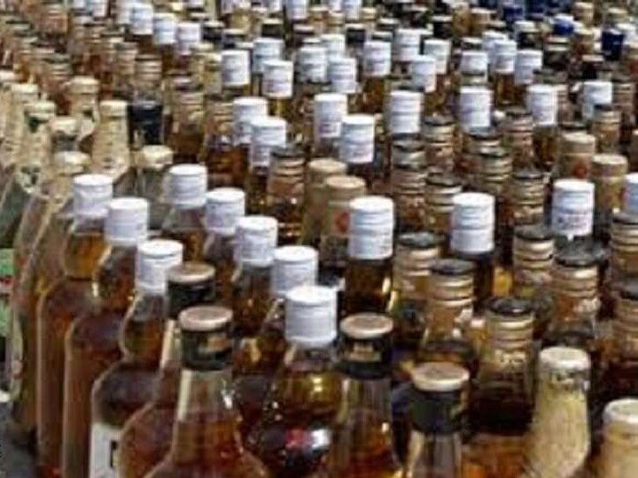 नलकूप पर चल रही थी नकली शराब फैक्टरी, छह लोग गिरफ्तार Fake Liqour Factory Busted in Banda six people Arrested ABP Ganga
