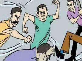 पुरानी रंजिश को लेकर दो पक्षों में खूनी झड़प, चार घायल, एक की हालत गंभीर Conflict between two groups over land dispute in hapur पुरानी रंजिश को लेकर दो पक्षों में खूनी झड़प, चार घायल, एक की हालत गंभीर