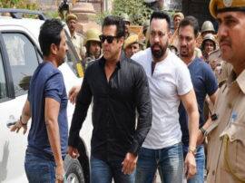 People Protest outside Salman Khan residence after Karni Sena complaint against Bigg Boss 13 'Bigg Boss 13' की वजह से लोग सलमान खान के घर के बाहर दे रहे हैं धरना
