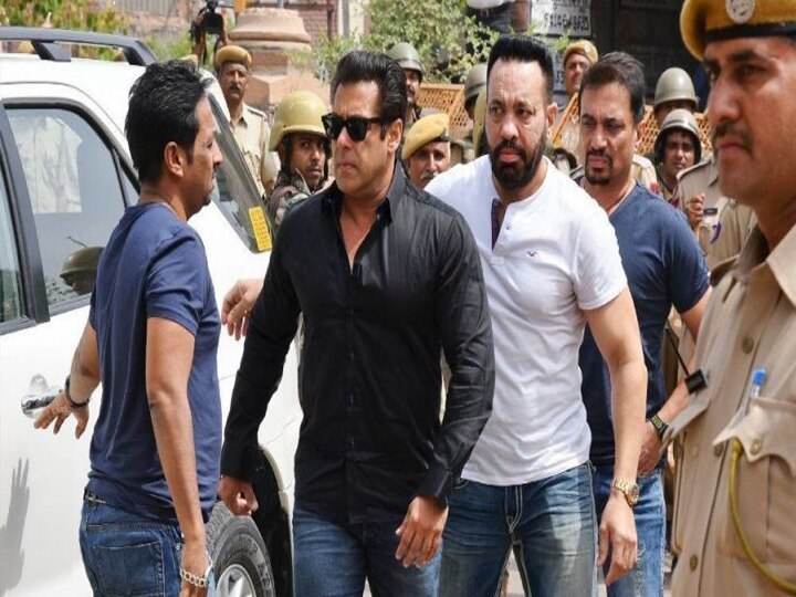 'Bigg Boss 13' की वजह से लोग सलमान खान के घर के बाहर दे रहे हैं धरना People Protest outside Salman Khan residence after Karni Sena complaint against Bigg Boss 13