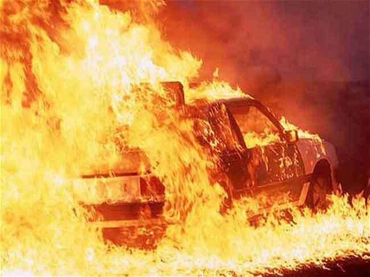 तेज रफ्तार बीएमडब्ल्यू कार में अचानक लगी आग, चालक ने कूदकर बचाई जान Fire in BMW car in Greater Noida