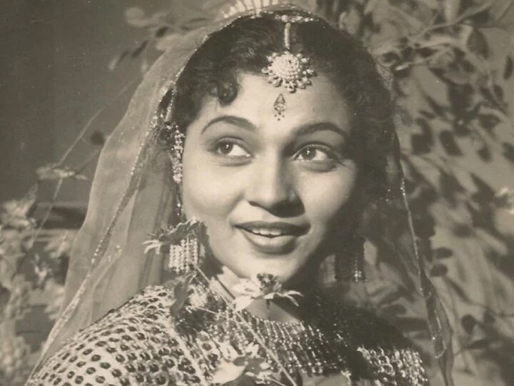 'बॉलीवुड की मां' निरूपा रॉय, 16 फिल्मों में निभाया देवी का किरदार 'Mother of Bollywood' Nirupa Roy portrayed Devi in 16 films