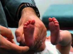 मरी बच्ची को दफनाने के लिए गड्ढा खोद रहा था पिता और फिर...