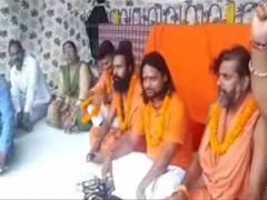 हरिद्वार: देवप्रयाग में शराब प्लांट के विरोध में साधू-संत घरने पर बैठे, भाजपा ने दी सफाई