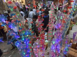 Cheaper Chinese lights flood Diwali markets in moradabad दिवाली के मौके पर बाजारों में छाए चाइनीज प्रोडक्ट्स, लोग बोले- 'कम दाम में बेहतर काम'