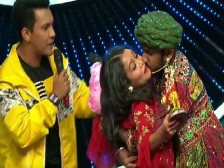 Indian Idol: कंटेस्टेंट ने नेहा कक्कड़ को किया Kiss, VIDEO में देखें अन्नू मलिक का रिएक्शन