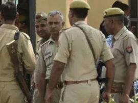 मथुरा: मकान खाली कराने गई पुलिस के सामने किरायेदार के परिवार ने दी आत्मदाह की धमकी Tenant family threatens self-immolation in front of police in Mathura मथुरा: मकान खाली कराने गई पुलिस के सामने किरायेदार के परिवार ने दी आत्मदाह की धमकी