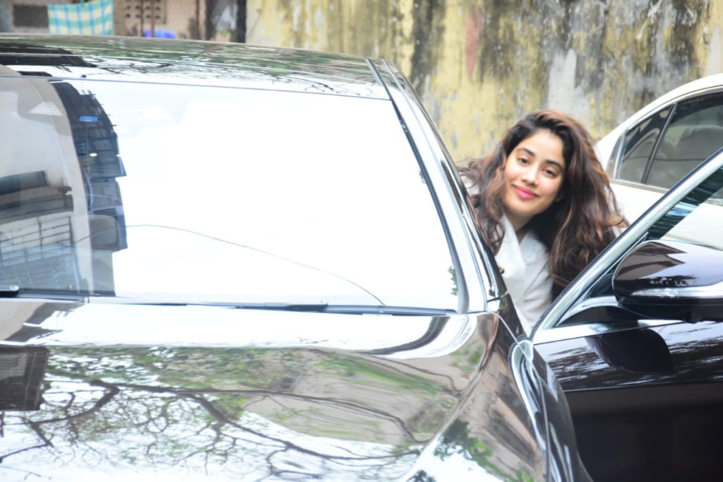 Janhvi Kapoor ने खरीदी नई Mercedes Car, कीमत जानकर हो जाओगे हैरान