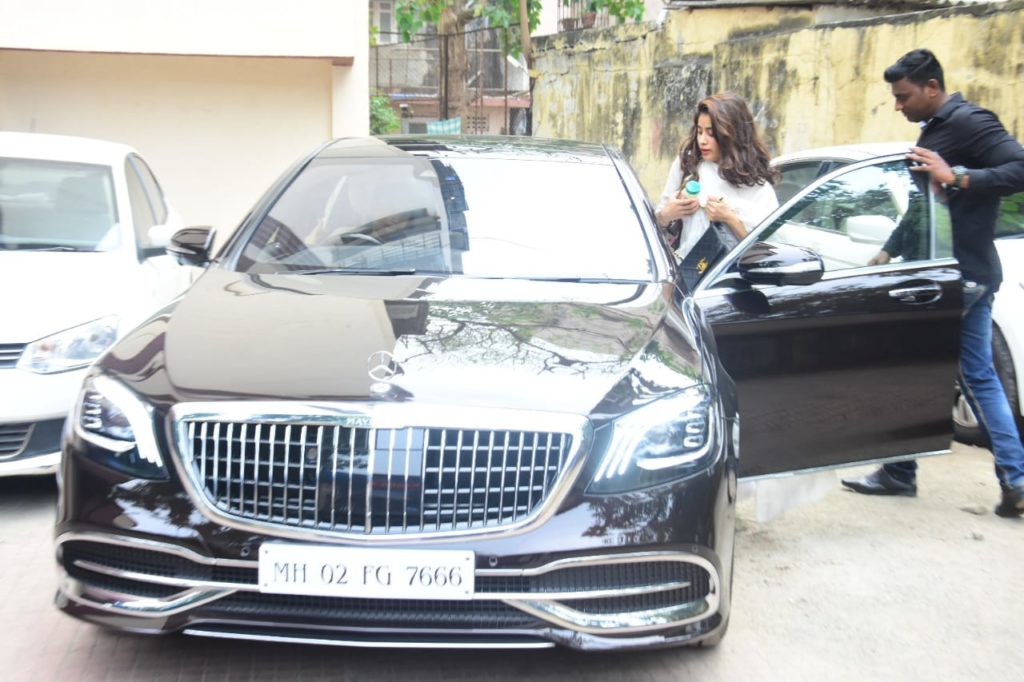 Janhvi Kapoor ने खरीदी नई Mercedes Car, कीमत जानकर हो जाओगे हैरान