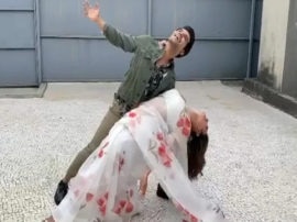 Made In China Mouni Roy and Rajkumar Rao Dance on Shahrukh Khan Romantic song Suraj Hua Maddham Video goes viral on social media Rajkumar Rao बने Shahrukh तो Mouni Roy बनी Kajol, देखें वीडियो