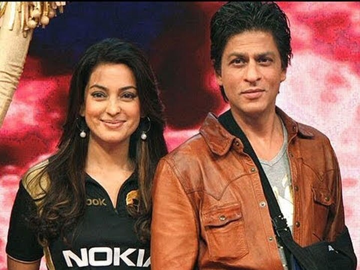 Abram को पानी पीता देख Juhi Chawala को क्यों आया गुस्सा, सोशल मीडिया पर खींच रही हैं Shahrukh के कान