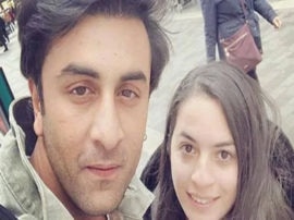 Viral Photo on Social Media Ranbir Kapoor shares a selfie with mystery girl in London Ranbir Kapoor के साथ कौन है ये लड़की, जिसकी तस्वीर हो रही हैं सोशल मीडिया पर वायरल