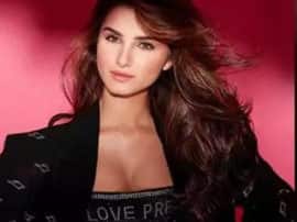 Tara Sutaria posted a hot photo On Instagram, fans said that ... तारा सुतारिया ने पोस्ट की हॉट फोटो, फैन्स ने कहा ये...