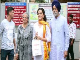 फिल्म रिलीज होने के बाद , मम्मी-पापा के साथ सिद्धि विनायक बप्पा के दर्शन करने पहुंची Taapsee pannu Taapsee Pannu visits Siddhivinayak Mandir with her parents After Saand Ki Aankh release फिल्म रिलीज होने के बाद , मम्मी-पापा के साथ सिद्धि विनायक बप्पा के दर्शन करने पहुंची Taapsee pannu