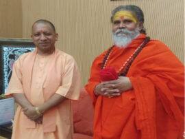 सीएम बोले- अयोध्या विवाद पर अदालत के फैसले का सम्मान कर संयम बरतें संत mahant narendra giri meets cm yogi adityanath in Lucknow सीएम बोले- अयोध्या विवाद पर अदालत के फैसले का सम्मान कर संयम बरतें संत