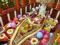 प्रयागराज में स्थित है दुनिया का अनोखा मंदिर, यहां बजरंगी लेटकर देते हैं भक्तों को आशीर्वाद