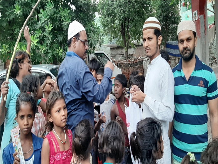 दीपावली पर मुस्लिम अंकल गरीब बच्चों के बीच बांट रहे खुशियां, पढ़ें- इनसाइड स्टोरी