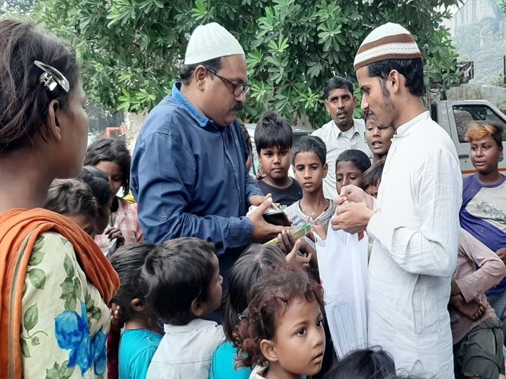 दीपावली पर मुस्लिम अंकल गरीब बच्चों के बीच बांट रहे खुशियां, पढ़ें- इनसाइड स्टोरी