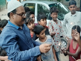 Muslim uncle sharing happiness among poor children on Deepawali दीपावली पर मुस्लिम अंकल गरीब बच्चों के बीच बांट रहे खुशियां, पढ़ें- इनसाइड स्टोरी