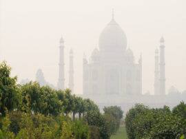 Taj mahal looks blurred as Air Pollution increases in Agra News Agra News: प्रदूषण की मार झेल रही है दुनिया की सबसे खूबसूरत इमारत