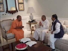CM Yogi Aditynath met with Mulayam singh yadav मुलायम सिंह यादव से मिले सीएम योगी आदित्यनाथ, सियासी गलियारों में चर्चा गर्म