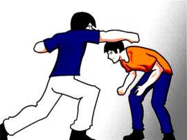 मैनपुरी में युवक को पुलिस के सामने दबंगों ने लात-घुसों से पीटा, वीडियो हो रहा है वायरल youth were beaten up by Dabangg in front of police video is going viral in Mainpuri मैनपुरी में युवक को पुलिस के सामने दबंगों ने लात-घुसों से पीटा, वीडियो हो रहा है वायरल