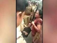 महोबा में खाकी की दबंगई, दारोगा ने महिला को बुरी तरह से पीटा, वीडियो वायरल