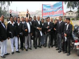 Prayagraj News हाईकोर्ट में भी वकीलों की हड़ताल, प्रदर्शन व नारेबाजी कर जताया विरोध Strike in Allahabad high court after Delhi incident Prayagraj News हाईकोर्ट में भी वकीलों की हड़ताल, प्रदर्शन व नारेबाजी कर जताया विरोध